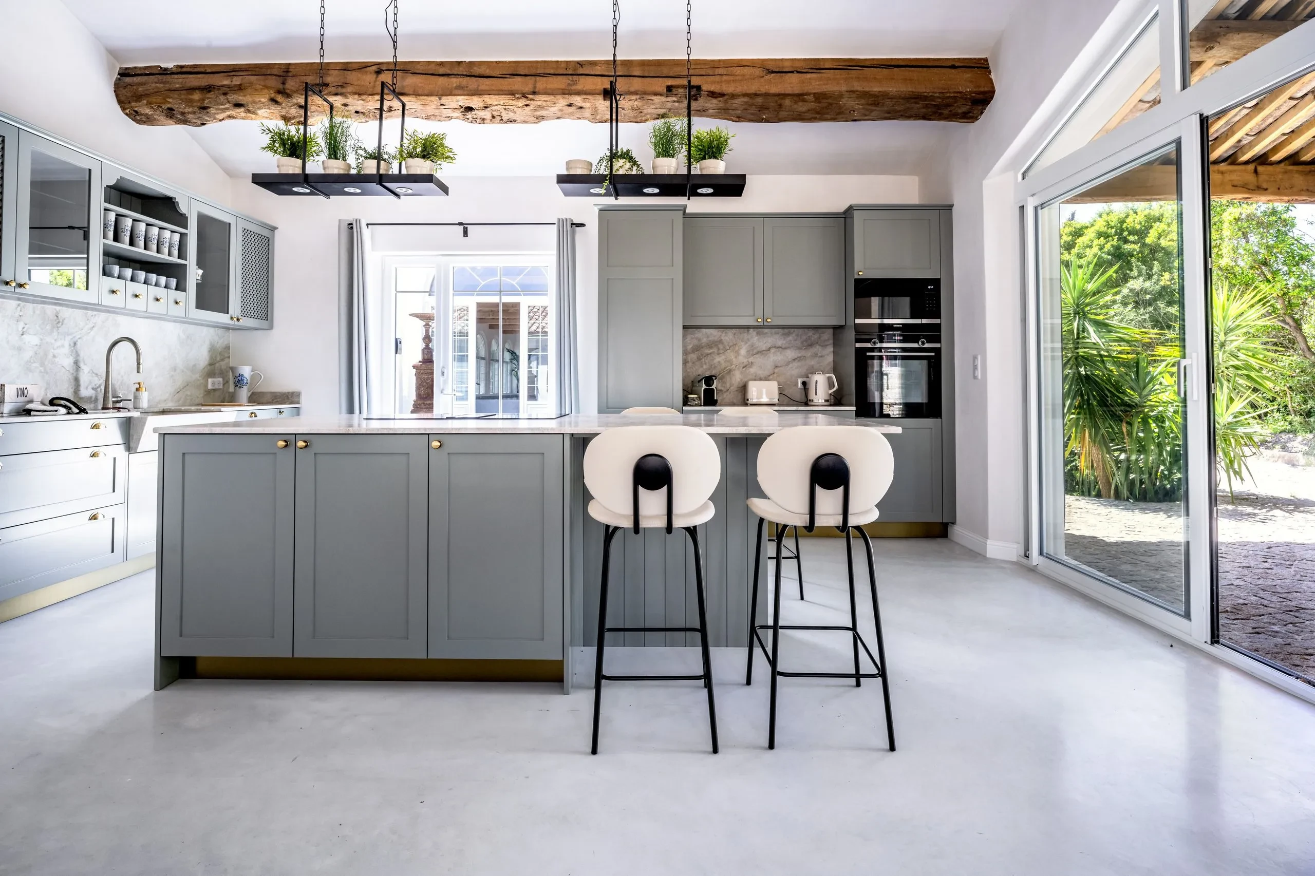 Cuisine moderne avec îlot et grandes fenêtres