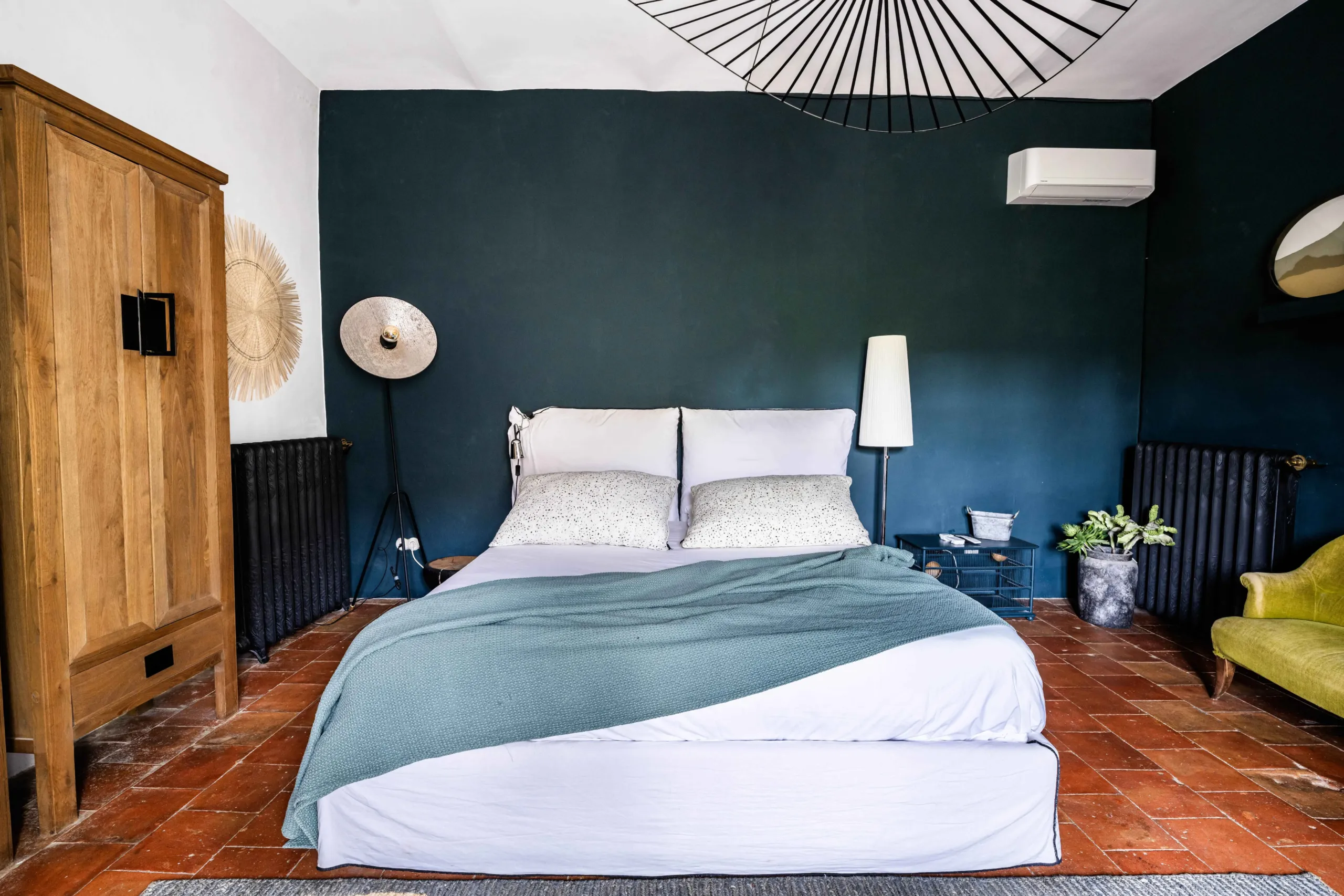 Chambre moderne avec lit double et décor élégant.
