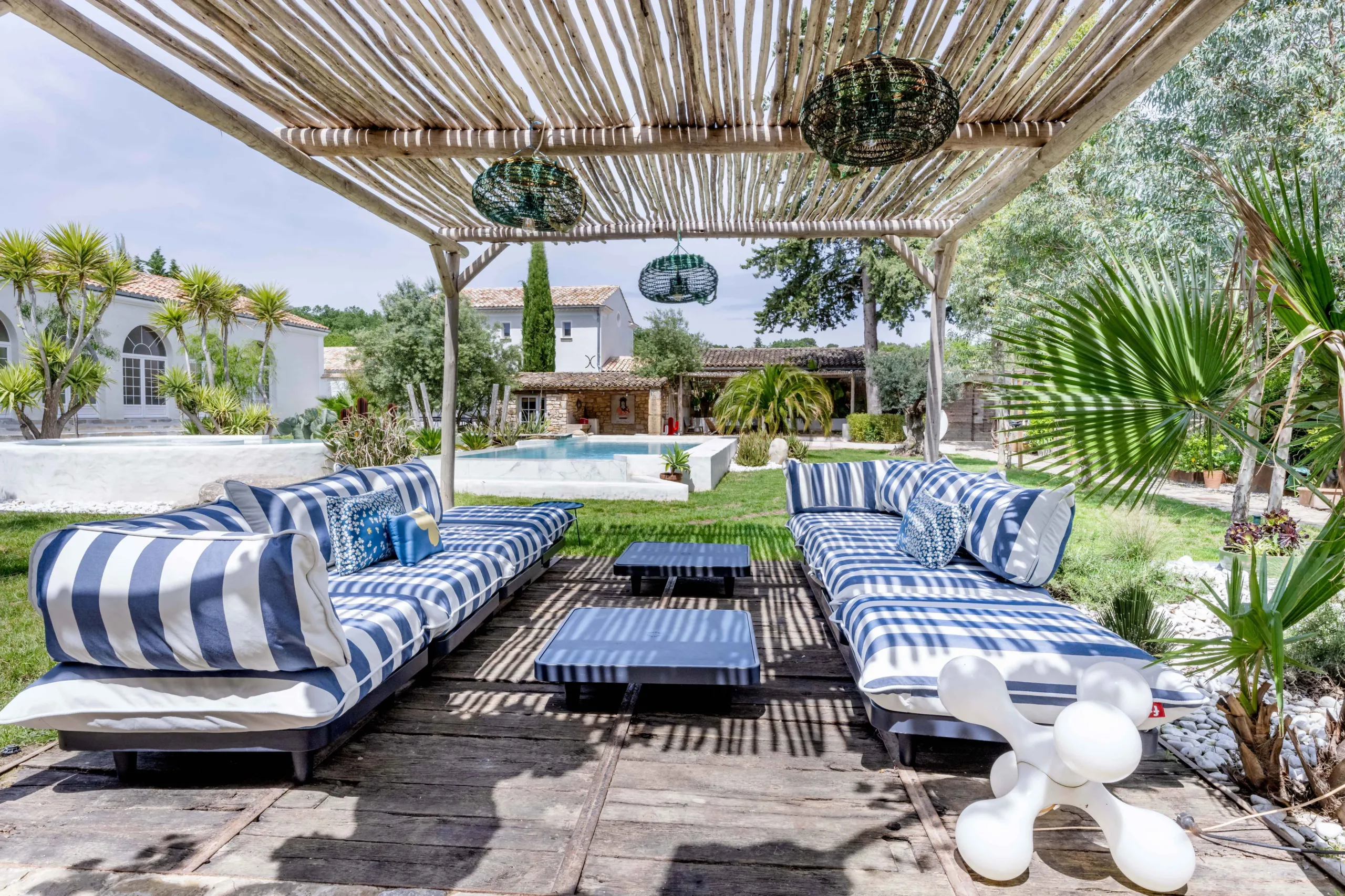 Salon de jardin moderne avec piscine en arrière-plan